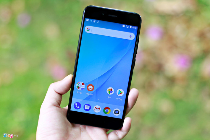 Sau sự kiện toàn cầu vào đầu tháng 9 tại Ấn Độ, Xiaomi Mi A1 đã chính thức về Việt Nam. Máy được chào bán với giá 6 triệu đồng.