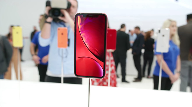 iPhone 7, model ra mắt năm 2016 của Apple có giá khởi điểm từ 649 USD. Năm 2017, mức giá khởi điểm của iPhone 8 từ 699 USD, tăng 7%. Trong khi đó, iPhone XR, chiếc điện thoại rẻ nhất ra mắt năm 2018 của Apple có giá khởi điểm từ 749 USD, tăng 7% so với năm 2017 và 15% so với năm 2016.