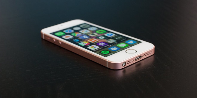 Bên cạnh đó, Apple cũng khai tử chiếc iPhone SE, mẫu máy có giá bán rẻ nhất hiện tại, khởi điểm từ 350 USD.
