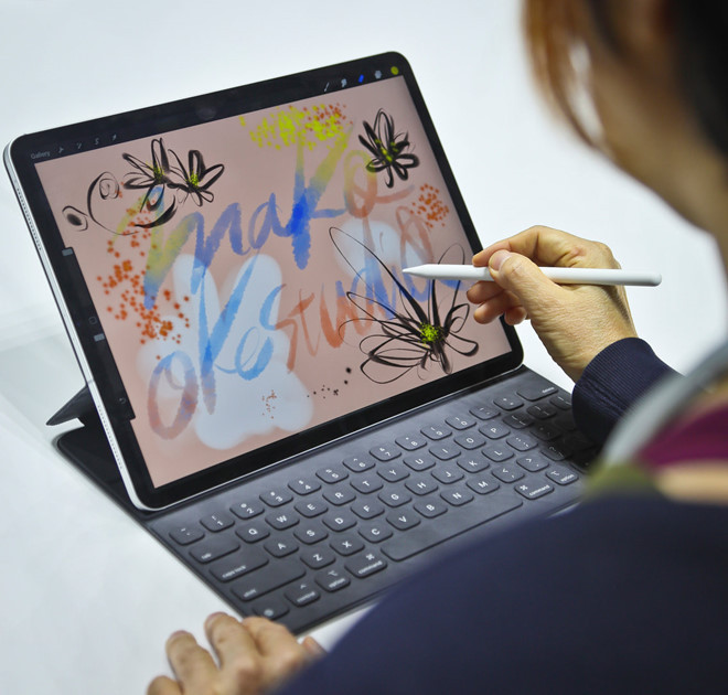 Chiếc iPad Pro 11 inch ra mắt năm 2018 có giá khởi điểm từ 799 USD, tăng 23% so với phiên bản iPad Pro 10,5 inch phát hành năm 2017. Ngoài ra, mẫu iPad Pro 12,9 inch có giá bán từ 999 USD, tăng 25% so với năm trước.