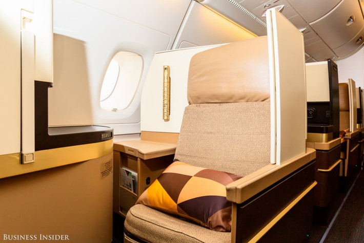 4. Etihad Airways Etihad Airways, hãng hàng không lớn thứ 2 tại Các tiểu vương quốc Ả Rập thống nhất, cung cấp nhiều loại dịch vụ trên khoang hạng thương gia. Trong đó, dịch vụ mới nhất và đẳng cấp nhất là Business Studio trên các máy bay Boeing 787 và Airbus A380 của hãng. Business Studio trang bị cho hành khách ghế ngồi massage cỡ lớn có thể trải thành giường, TV màn hình chạm 18,5 inch. Hành khách thậm chí còn được phục vụ tại quầy lobby để giao lưu với những người khác trên các máy bay A380.