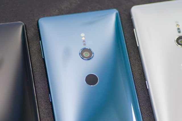 Camera chính của Xperia XZ2 có độ phân giải 19 MP, khẩu độ f/2.0. Máy ảnh này được trang bị đèn flash LED, hỗ trợ lấy nét bằng laser, lấy nét theo pha, chống rung điện tử, quay video 4K HDR tốc độ 30 khung hình/giây hoặc Full HD với tốc độ 960 khung hình/giây.