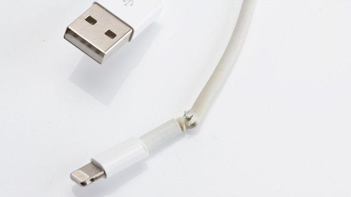 Dùng dây sạc cũ, hỏng - Những dây sạc pin bị gãy gập hoặc hở tồn tại nhiều nguy cơ gây chập điện, rò điện. Chưa kể đến việc nguồn sạc không ổn định cũng sẽ ảnh hưởng tới tuổi thọ pin.