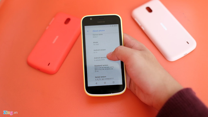 Nokia 1 chạy Android Go, đây là phiên bản rút gọn của Android 8, giúp máy chạy mượt mà và ổn định hơn so với phiên bản đầy đủ.