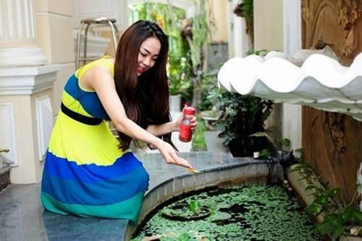 Toàn bộ kiến trúc, nội thất trong nhà được cô và em trai lên ý tưởng và nhờ kiến trúc sư thiết kế theo phong cách trẻ trung, hiện đại.