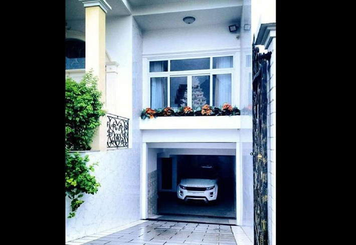 Bên trong biệt thự có rất nhiều phòng ốc phù hợp với gia đình có trẻ nhỏ. Giữa tháng 2/2016, nam ca sĩ Đăng Khôi chia sẻ thông tin gia đình anh bị trộm "ghé thăm" vào ngày Tết và lấy đi nhiều tài sản có giá trị.