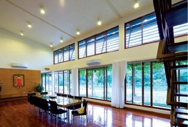 Đầu tiên, hai tên trộm lên tầng 2 lấy 1 máy tính xách tay, 200.000 đồng trong phòng thờ, 1 dây chuyền vàng và 1 đôi hoa tai mỹ ký trong phòng ngủ. Lúc quay xuống tầng 1, chúng phát hiện 1 chiếc máy tính xách tay để trong túi nên lấy luôn.