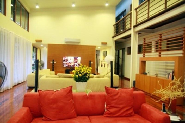 Trong lúc quay lên trên để lục túi xách lấy được 62 USD thì lúc này vợ chồng nữ ca sĩ trở về, phát hiện ra người lạ trong nhà.
