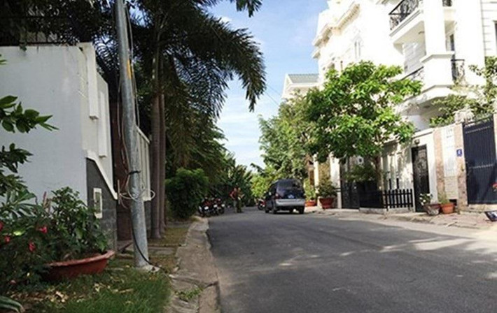 Chiếc két sắt để tại phòng ngủ, trong có để nhiều tài sản có giá trị đã bị trộm cạy bung nằm lăn lóc giữa nhà. Vụ việc lập tức được người nhà ca sĩ Minh Hằng trình báo đến Công an phường An Phú, quận 2.