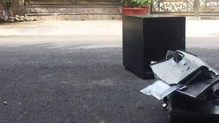 Tài sản bị mất trộm, gồm: 1 giỏ xách trị giá 30.000 USD, 1 đồng hồ đeo tay có giá trị 25.000 USD, 1 nhẫn có đính kim cương và 400 triệu đồng tiền mặt.