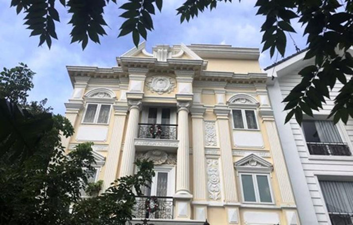 1. Minh Hằng Nữ ca sĩ, diễn viên Minh Hằng sinh sống tại căn biệt thự riêng tại đường Bùi Tá Hán, phường An Phú, Quận 2, TP.HCM. Nữ ca sĩ và gia đình chuyển về ngôi biệt thự này từ năm 2012.