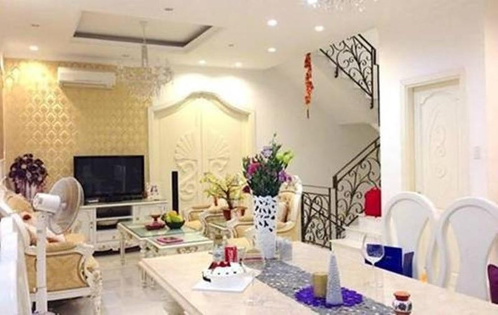 Nam ca sĩ cho biết: "Chỉ hơn 2 tiếng rời khỏi nhà, từ 17h30 đến 20h trở về thì nhà tôi đã mất sạch tài sản lớn, mặc dù ngay trước cổng nhà có chốt an ninh bảo vệ của khu vực. Và trong 3 ngày (28, 29, mùng 1 Tết) quanh khu tôi ở Quận 7 có 3 nhà đều bị trộm".