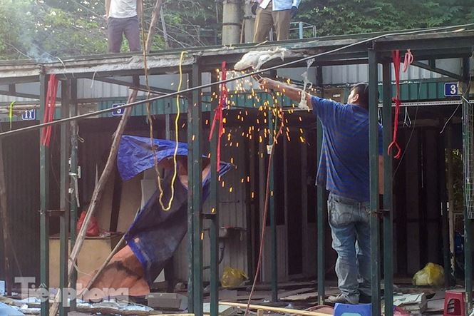 Theo ghi nhận của phóng viên, việc tháo dỡ khu chợ tạm Ngã Tư Sở (đoạn từ ngã tư đường Láng-Lê Văn Lương xuôi về Ngã Tư Sở) được tiến hành từ cuối tuần trước. Đến chiều 26/11, các ki ốt cuối cùng đang được các công nhân phá bỏ.