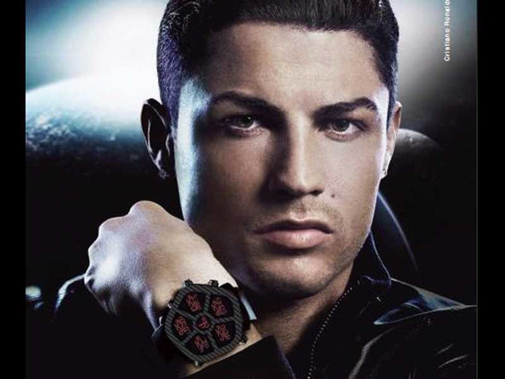 Ronaldo từng gây chú ý khi đeo chiếc đồng hồ hiệu Jacob & Co. trị giá 160.000 USD – lợi ích từ hợp đồng quảng cáo với công ty này.