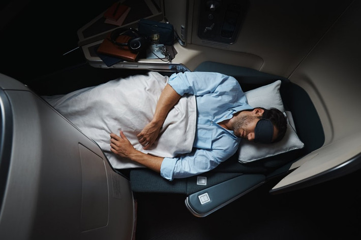 8. Cathay Pacific Cathay Pacific có hạng thương gia trên cả chuyến bay chặng ngắn và chặng dài. Trên chuyến bay chặng dài, cabin hạng thương gia của hãng hàng không Hồng Kông trang bị ghế ngồi có thể trải thành giường, bộ dụng cụ vệ sinh xa xỉ và hệ thống giải trí hiện đại, đẳng cấp.