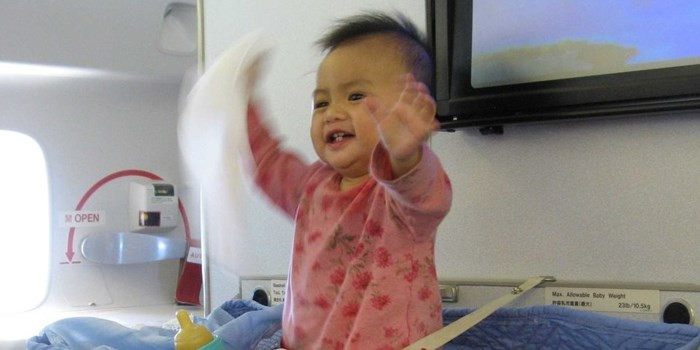Không ngồi gần ghế trẻ em: "Khi không thể trốn thoát hay chê trách những đứa trẻ vì chúng la hét, khóc lóc, bạn chỉ có thể tránh bằng cách chọn một ở vị trí xa chúng", chia sẻ của một tiếp viên trên Oyster. Trên máy bay cũng có khu vực dành riêng cho những bố, mẹ có con nhỏ gọi là "vách ngăn", trẻ con dưới 1 tuổi có thể nằm, chơi thoải mái. Ảnh: Flickr/ wwhyte.