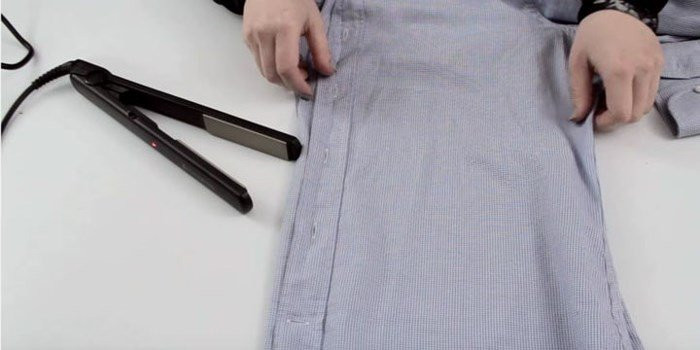 Là quần áo bằng máy làm tóc: Bằng việc sử dụng chiếc máy làm tóc mini, bạn có thể làm là quần áo vừa thẳng, vừa nhanh, tiếp viên hàng không với 30 năm kinh nghiệm kể cho Business Insider. Ảnh: Youtube.