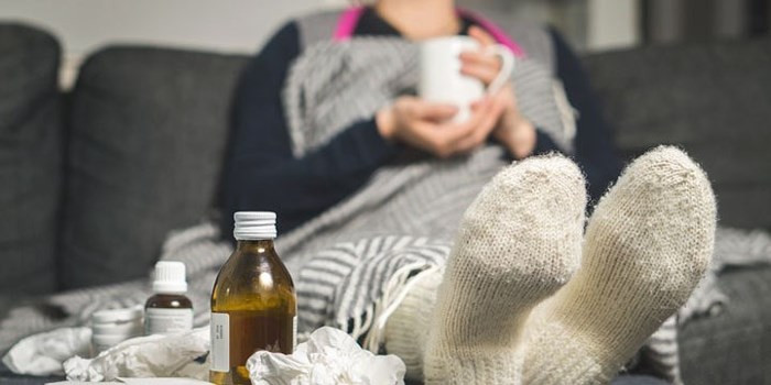 Tránh làm hại thính giác: Nếu bạn đang bị cảm lạnh, hãy ngừng bay vì nó có thể gây ảnh hưởng đến màng nhĩ và có thể khiến bạn giảm khả năng nghe. Đây là lời khuyên từ một tiếp viên đã làm 4 năm chia sẻ trên Quora. Cô cũng cho biết, mình đã rơi vào hoàn cảnh này và không thể nghe rõ trong vòng một tuần kèm theo đau tai. Ảnh: Shutterstock.