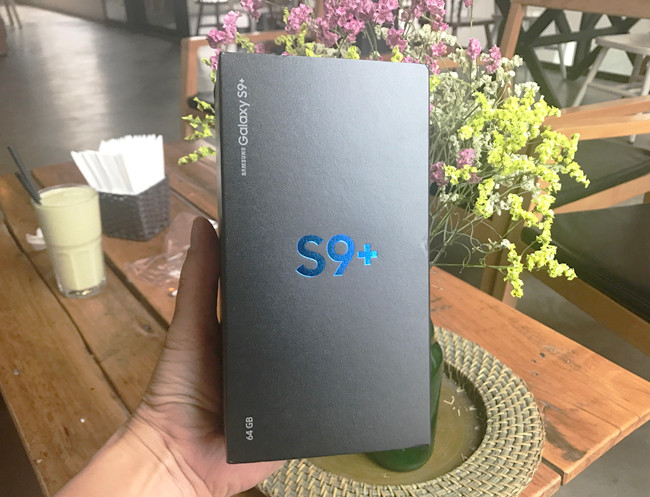 Samsung Galaxy S9+ được đựng trong vỏ bìa các tông cứng, màu đen sang trọng.