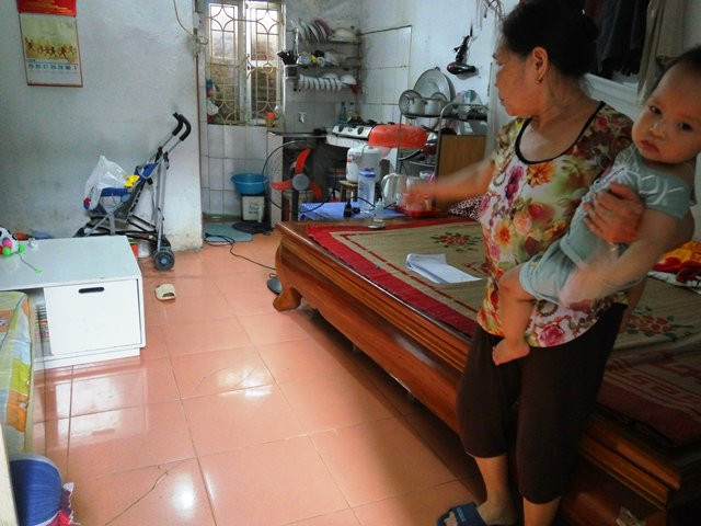 Gia đình bà Khương Thị Đối (Ngõ 2, xóm Sen Ngoại, phường Đại Kim) bức xúc: “Việc triển khai dự án chung cư Eco Lake View đã khiến nhà tôi xuất hiện nhiều vết nứt, tình trạng dột, thấm nước xảy ra khi trời mưa khiến cuộc sống của gia đình tôi gặp nhiều khó khan. Thế nhưng, theo phương án đền bù, hộ gia đình tôi chỉ được hơn 6 triệu đồng. Với số tiền trên, chúng tôi không đủ sửa chữa”.