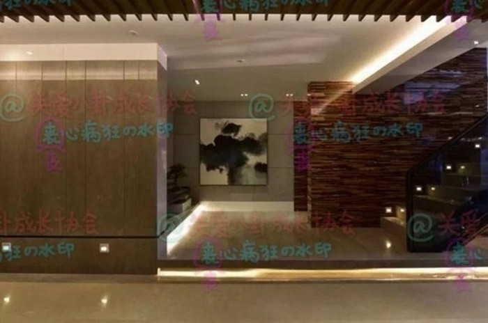 Theo tờ Tencent, những bức ảnh về ngôi biệt thự của Phạm Băng Băng - Lý Thần được cung cấp bởi một người đàn ông được cho là hàng xóm của cặp đôi. Người đàn ông này tỏ ra rất phấn khích khi cặp đôi đình đám này chuyển về ở gần với mình.