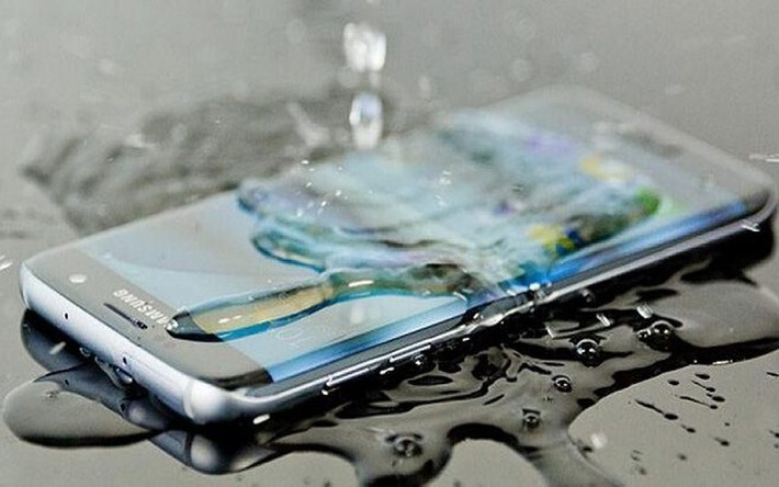 Galaxy S8 Plus của Samsung cũng có khả năng chịu nước ở mực sâu 1,5m trong 30 phút. Với màn hình cảm ứng 5,8 inch độ phân giải 1440 x 2960 pixel, khiến chiếc smartphone này trở thành một trong những sự lựa chọn hoàn hảo.