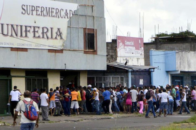 Tình trạng tồi tệ khiến khu vực phía Bắc và phía Đông Venezuela rơi vào hỗn loạn. Tại nhiều nơi, lực lượng chức năng thậm chí cũng không ngăn cản được các vụ cướp hàng ngay trước mắt. Ảnh: AFP.