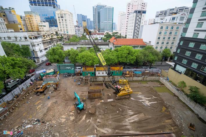 Với vị trí đắc địa và vốn đầu tư lớn nhưng mảnh đất chưa biết bao giờ mới được đưa vào xây dựng với đúng mục đích ban đầu.