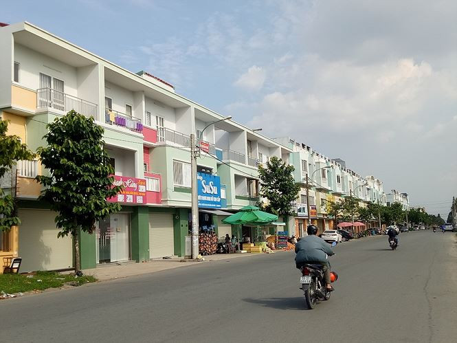 Theo ghi nhận của PV, dự án khu dân cư quy mô lớn này hiện chỉ một số người được cấp sổ đỏ và còn hàng trăm hộ đang sinh sống trong nhà mình nhưng như đang ở trọ vì chưa được cấp sổ. Cụ thể, khách hàng mua đất, nhà ở tại đây từ năm 2012 đến nay vẫn phải khổ cực đi “xin” sổ đỏ.