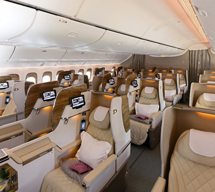9. Emirates Emirates là hãng hàng không hàng đầu tại Dubai và cũng là một trong những hãng có dịch vụ hạng thương gia tốt nhất. Hành khách bay hạng thương gia của hãng này được trang bị ghế ngồi rộng có thể trải thành giường cùng hệ thống giải trí hàng đầu. Ngoài ra, khách còn được tuỳ ý sử dụng quầy bar và được hưởng dịch vụ đưa đón miễn phí. Tháng trước, Emirates mới ra mắt cabin hạng thương gia lấy cảm hứng từ xe sang Mercedes-Benz S Class.