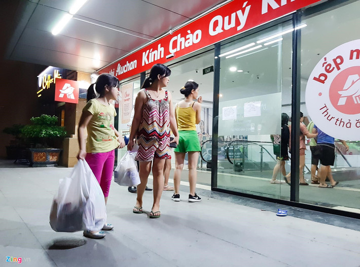 Một số cư dân sống cạnh siêu thị cũng tranh thủ dịp này để sang săn hàng giảm giá. Có khách hàng cho biết đã tiêu gần một triệu đồng khi thấy giá các mặt hàng giảm khá nhiều. Thậm chí mặt hàng sữa bột, chị được giảm đến hơn 100.000 đồng/hộp.