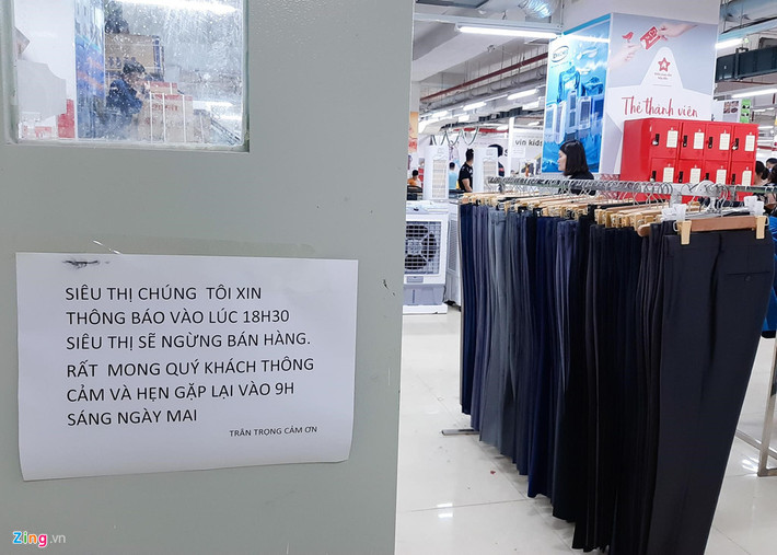 Công bố mở cửa từ 9h đến 20h, thế nhưng, trong ngày 21/5, Auchan Kim Văn - Kim Lũ đã ngừng bán hàng từ 18h30. Theo thông tin từ Auchan, siêu thị tại Kim Văn - Kim Lũ sẽ cùng 14 địa điểm khác chính thức đóng cửa từ ngày 2/6 trong khi đợi đàm phán bán lại và bán giao cho đối tác khác.