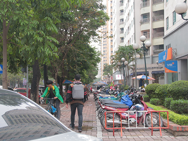 Bác N.T.Đ (Người dân khu đô thị Trung Hòa – Nhân Chính) cho biết: “Khu vực này lúc nào cũng đông đúc, nhân viên các công ty, khách đến giao dịch rất tấp nập. Chỗ để xe lúc nào cũng chật cứng, khoảng trống trước tòa nhà bị căng dây làm bãi gửi xe”.