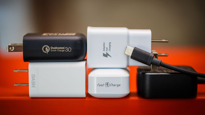 Apple đã thay thế hầu hết cổng giao tiếp cũ bằng Thunder bolt 3 hay còn gọi là USB-C cho các dòng Macbook mới. Vì thế, nhiều khả năng hãng sẽ dùng USB-C để thay thế cho cổng Lightning và phần đông người dùng có thể sẽ không thích sự thay đổi này trên iPhone. USB-C có thể giúp đồng bộ các thiết bị trong hệ sinh thái Apple tốt hơn. Ngoài ra, Apple nên trang bị thêm một củ sạc nhanh, để giúp người dùng tiết kiệm chi phí khi mua những dòng điện thoại mới của hãng.