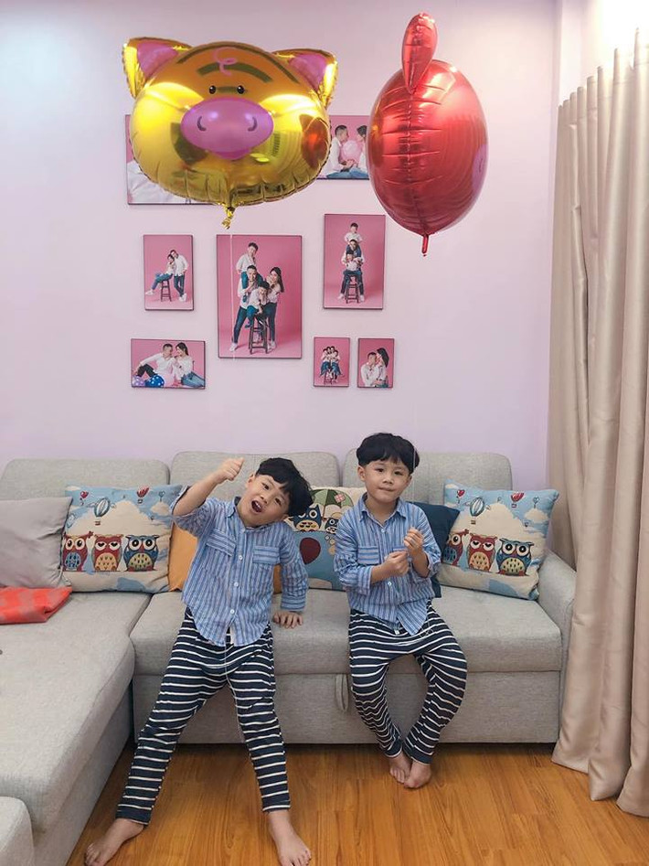 Những tấm ảnh ghi lại khoảnh khắc hạnh phúc của gia đình MC Nguyễn Hoàng Linh được treo trên tường phòng khách.