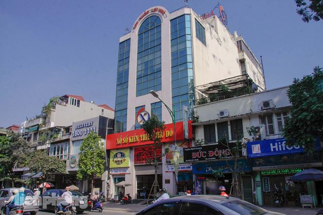 Cũng nằm trong danh 16 dự án bị công khai chấm dứt hoạt động là Dự án Xây dựng tòa nhà hỗn hợp văn phòng làm việc và cho thuê tại 53E phố Hàng Bài (quận Hoàn Kiếm) do Công ty TNHH MTV xổ số Thủ đô làm chủ đầu tư.