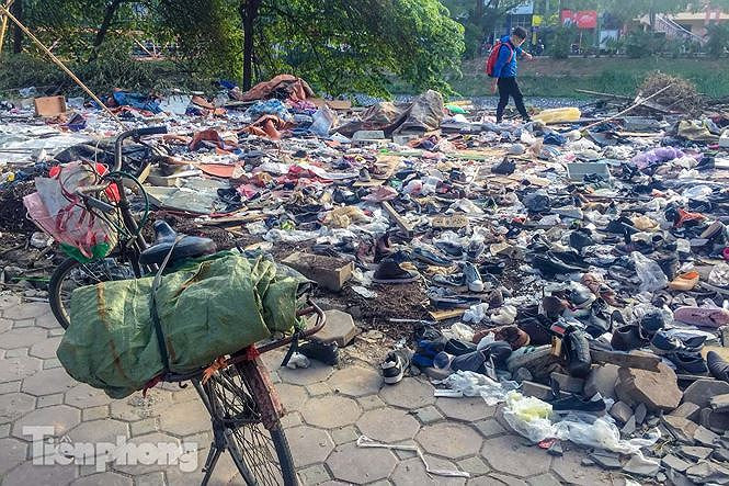 Sau khi công khai chấm dứt hoạt động dự án cải tạo chợ chính thì khu chợ tạm Ngã Tư Sở nằm ven sông Tô Lịch (dọc đường Láng) cũng chính thức bị tháo dỡ, dẹp bỏ sau gần chục năm nay tồn tại gây mất mỹ quan đô thị.