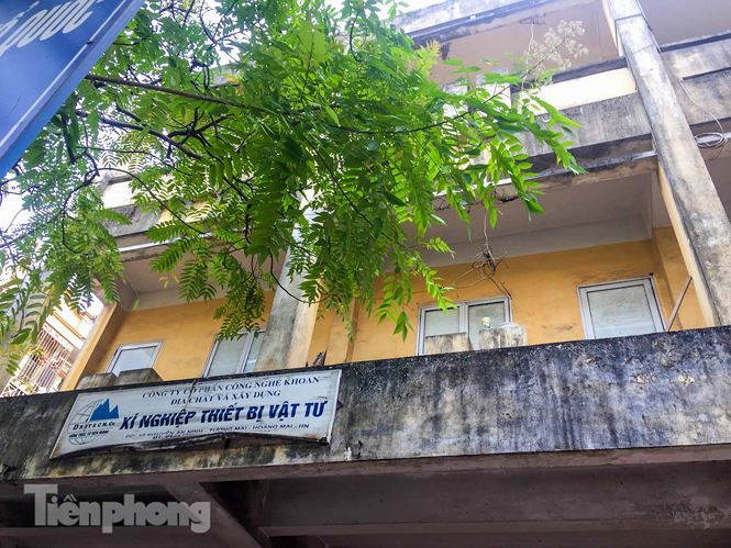 Tại đây hiện là tòa nhà 3 tầng cũ sập xệ, xuống cấp.