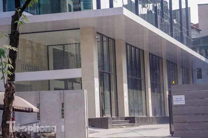 Theo tìm hiểu của PV, tòa nhà Ba Đình Office tại khu đất "vàng" số 19 Lê Thanh Nghị hiện do Công ty trách nhiệm hữu hạn Xây dựng Ba Đình – ICT làm chủ đầu tư. Trước đó, Công ty Cổ phần Đầu tư phát triển và Xây dựng Ba Đình đã chuyển nhượng tài sản gắn liền với đất cho 2 doanh nghiệp khác quản lý sử dụng đó là Công ty trách nhiệm hữu hạn Đầu tư Bất động sản Ba Đình và Công ty trách nhiệm hữu hạn Xây dựng Ba Đình - ICT.