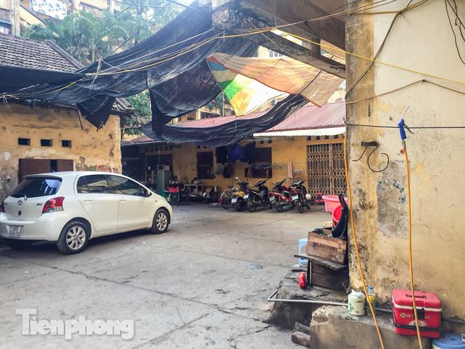 Tuy nhiên, hiện tại bên trong tòa nhà vẫn có người ở, tiềm ẩn nguy cơ cháy nổ, mất an toàn.