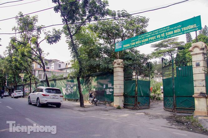 Dự án Khu văn phòng tại 18 phố Cao Bá Quát (quận Ba Đình) do Công ty TNHH MTV Môi trường Đô thị làm chủ đầu tư là 1 trong số 16 dự án Hà Nội bị dừng hoạt động.