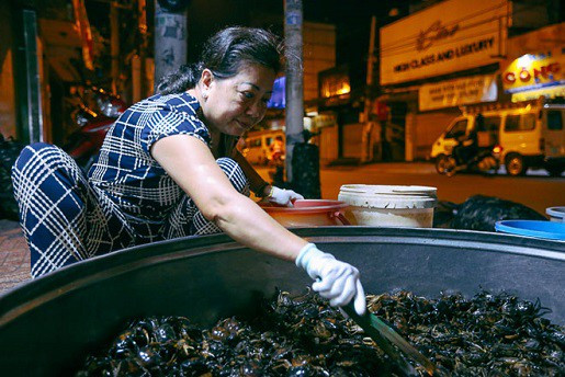 “Tôi không biết chợ cua hình thành từ lúc nào nhưng từ những năm trước giải phóng mẹ tôi đã bán ở đây. Ban đầu chỉ có vài người bán nhưng càng về sau các món ăn từ cua đồng phát triển nên hình thành ngôi chợ và trở thành điểm bỏ mối cua khắp thành phố”, bà Mỹ người bán cua tại đây cho biết.