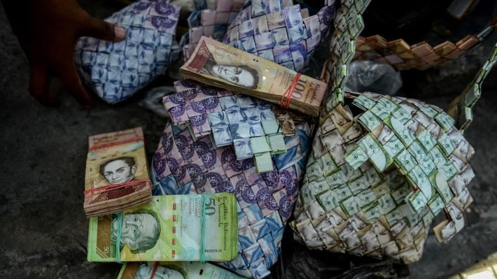 Những đồng bolivar nhiều màu được xếp thành cọc và gấp thành sản phẩm thủ công ngay trên vỉa hè. Ảnh: Columbia Missourian.