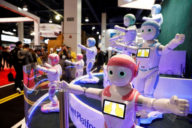 Ngoài TV, các hãng công nghệ cũng mang tới CES 2018 rất nhiều sản phẩm công nghệ là các mẫu Robot đặc biệt. Trong hình là iPal Smart của công ty Avatarmind được tích hợp trí tuệ nhân tạo với nhiệm vụ hỗ trợ, giúp đỡ người già và trẻ nhỏ.