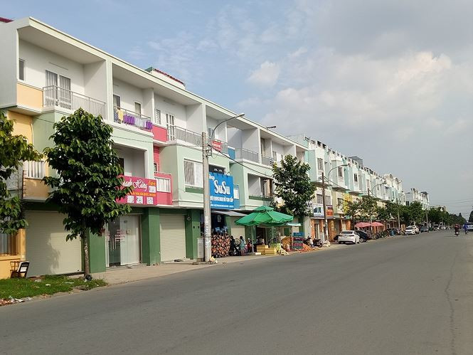 Trong khi đó, ông Phạm Danh - Giám đốc Sở Tài nguyên và Môi trường Bình Dương cho biết thêm, trên địa bàn tỉnh Bình Dương không chỉ dự án khu dân cư Việt Sing của Becamex mà nhiều dự án khác cũng đang vướng nhiều vấn đề và chưa cấp được giấy chứng nhận quyền sử dụng đất cho người dân.