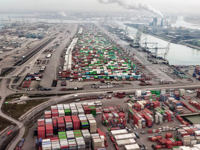 Hà Lan là nước xuất khẩu thực phẩm hàng đầu thế giới. Các bốc dỡ container tự động đầu tiên trên thế giới, ECT Delta đã hoạt động hơn 30 năm tại Rotterdam và giúp thành phố này trở thành cảng lớn nhất châu Âu và thứ 5 thế giới về công suất chuyển hàng.