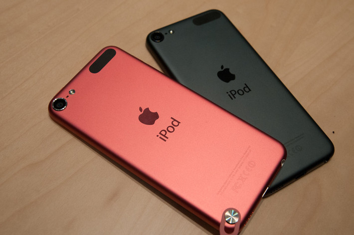iPod touch: Giống MacBook Air, iPod không được nâng cấp đáng kể từ năm 2015. So với các thiết bị tiêu chuẩn hiện nay, nó phần nào đã lỗi thời. Câu hỏi đặt ra là khi nào Apple khai tử thiết bị này bởi tất cả những việc nó làm được, iPhone đều có thể đáp ứng tốt.