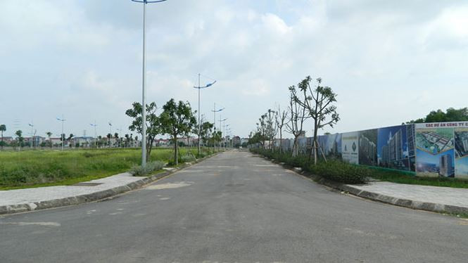 Điều đáng nói là tất cả các quyết định của UBND tỉnh Vĩnh Phúc trước đây và của UBND TP Hà Nội từ thu hồi đất, giải phóng mặt bằng, chế độ ưu đãi... đến giấy phép xây dựng, bản quy hoạch đều dưới danh nghĩa là “nhà ở dành cho người thu nhập thấp”, trong đó ghi rõ đối tượng của dự án là công nhân khu công nghiệp và các đối tượng chính sách xã hội tại xã Tiền Phong.