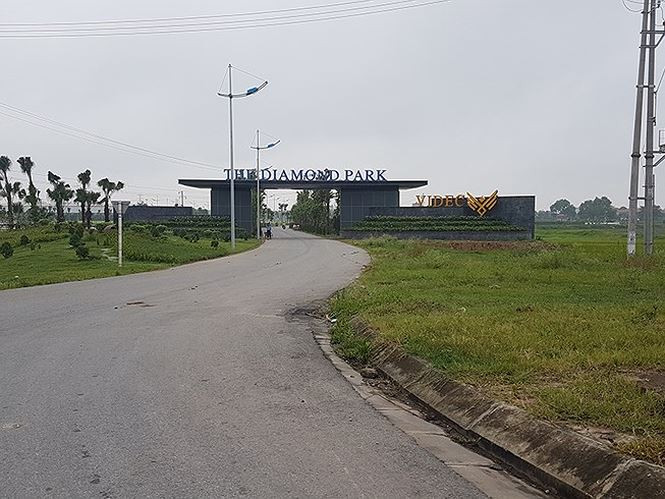 Liên quan đến những "lùm xùm" tại dự án Diamond Park, mới đây Thứ trưởng Bộ Xây dựng Nguyễn Văn Sinh đã ký văn bản yêu cầu UBND TP Hà Nội chỉ đạo cơ quan chức năng kiểm tra, xem xét và xử lý vi phạm (nếu có) của chủ đầu tư tại dự án Diamond Park.