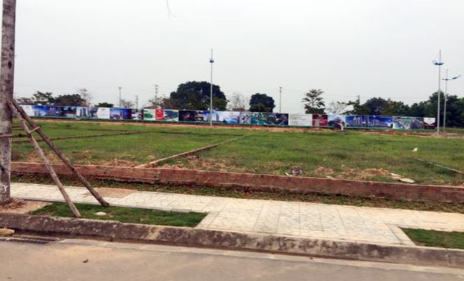 Tuy nhiên, kể từ khi phê duyệt đến nay đã tròn 10 năm, dự án NƠXH vẫn chưa được chủ đầu tư khởi công, trong khi đó tất cả diện tích xây biệt thự, nhà liền kề được chủ đầu tư phân lô và bán nền... gần hết.